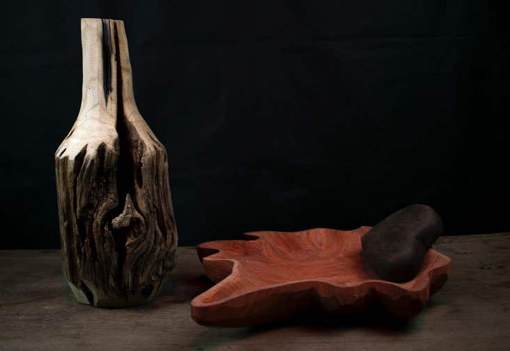 Scultura in legno riciclato raffigurante una bottiglia.