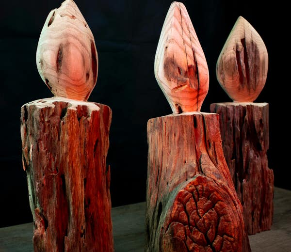 Scultura rappresentante delle candele, realizzata interamente in legno recuperato