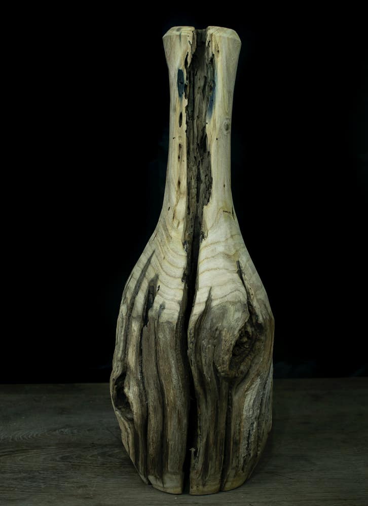 Scultura in legno riciclato raffigurante una bottiglia.